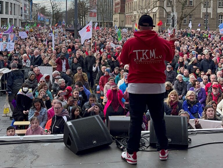 performance auf der duisburger demonstration für zusammenhalt und vielfalt duisburg ist echt bunt